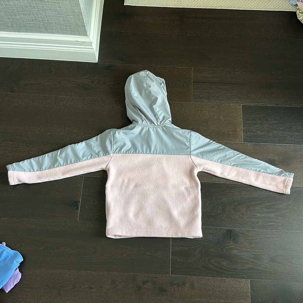 Nearly new North face kids fleece jacket with hood size 7/8 - Picture 3 of 3